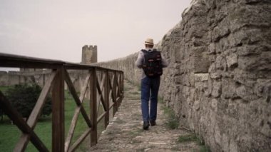 Ukrayna 'daki Akkerman Kalesi' ni keşfeden insan, antik mimarisi ve tarihi kulelerine hayret eder. Boşluğu kopyala