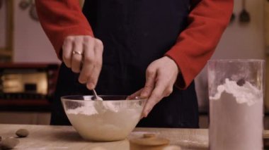 Noel kurabiyesi yapan adam, yoğurtlu zencefilli ekmek hamuru, tatil zamanı, yakın çekim