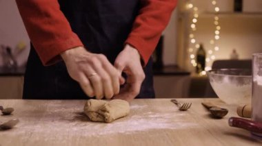 Zencefilli çörek pişirme, kek ya da turta pişirme, erkek fırıncı zencefilli kurabiyelerden hamur yapıyor. Yakın plan.