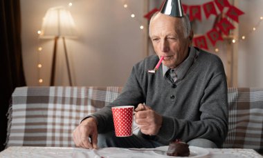 Çocuklar tarafından unutulmuş yaşlı bir adam evde tek başına doğum gününü kutluyor. Çay içer ve düdük çalar. Boşluğu kopyala