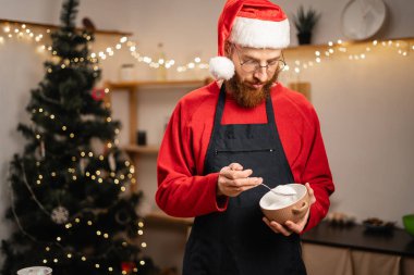 Şekerli kurabiye pişiren fırıncı. Pişirme, kurabiye pişirme ve Noel zamanı konsepti