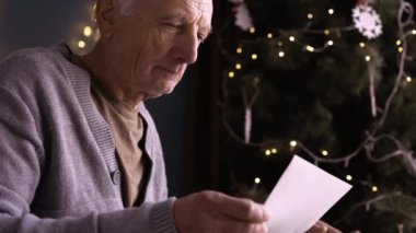 Emekli bir adam, Noel arifesinde bir Noel ağacının yanında otururken gençliğini ve çocukluğunu hatırlayan bir fotoğraf albümündeki fotoğraflara bakarken ağlar. Boşluğu kopyala