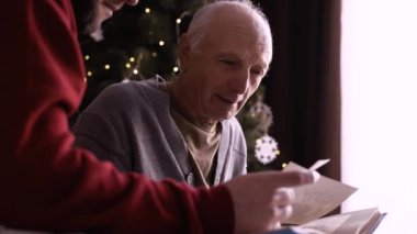 Yaşlı baba ve oğlu hatıralarla dolu bir fotoğraf albümüne bakıyor. Bu adam evdeki Noel zamanı oğluyla geçmişi paylaşıyor ve geçmişi düşünüyor. Nostalji ve bağlantıyı kucaklıyor..