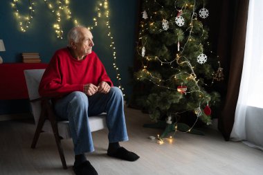 Noel 'de yalnız bir emekli çocuk beklerken oturma odasında bir sandalyede oturuyor. Boşluğu kopyala