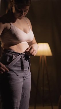 Akşam evde üzerini değiştiren kadın yatak odasında duran kotunu çıkarıyor. Boşluğu kopyala