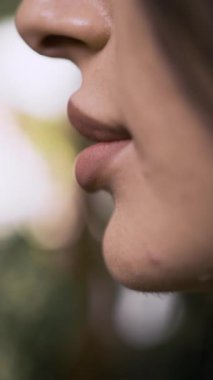 Kız dudaklarının yan görünüşü kahve içmek. O, sabah kapuçinosunun tadını çıkarıyor. Boşluğu kopyala