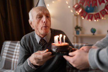 Son sınıf öğrencisi doğum gününü pastayla kutluyor, oğlu evde babasına sürpriz doğum günü pastası yapıyor. Boşluğu kopyala