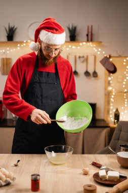 Mutlu Noeller ve iyi tatiller. Tatil pastası hazırlayan adam. Erkek aşçı kurabiye yapıyor. Boşluğu kopyala