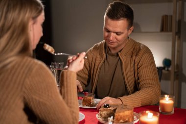 Aşıklar yemek yer, sevgililer gününü evde yer, mumlarla romantik bir akşam yemeği yer. Boşluğu kopyala
