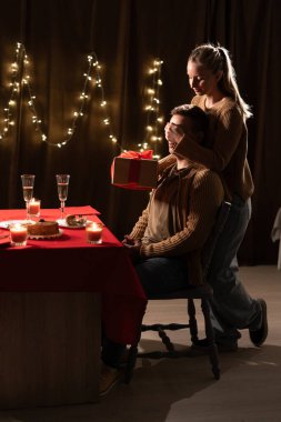 Romantik bir akşam yemeği, mutluluk ve bayram kutlamalarında kocasına aşkını sunan bir kadın. Boşluğu kopyala