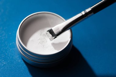 Beyaz kabartma macunu, kaş şekillendirme ve güzellik uzmanları tarafından simetrik ve temiz sonuçlar elde etmek için kullanılan kalıcı makyaj prosedürleri için hassas bir taslak sağlar. Salonlar için ideal..