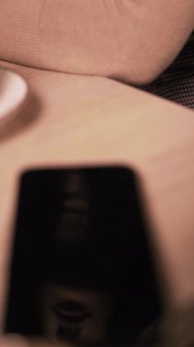 Bilinmeyen numaradan aranmış. Dolandırıcılık, dolandırıcılık ya da telefonla dolandırıcılık. Dolandırıcı ya da yabancı. Sahte kimlik. Dikey video