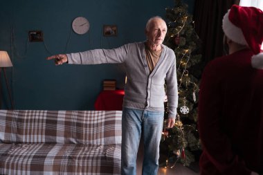 Kıdemli adam, Noel 'den önce oğlunu ziyarete gelen yetişkin oğluyla kavga eder, onu azarlar ve bağırır. Boşluğu kopyala