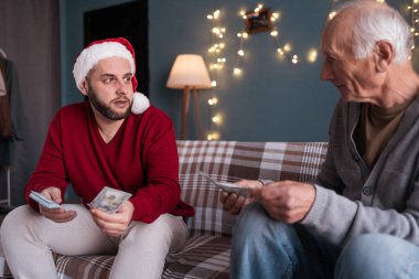 Olgun oğul yaşlı babasına Noel zamanı borç verir. Ailesinin mali sorunlarıyla başa çıkmasına yardım ediyor. Boşluğu kopyala