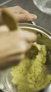 Ekler ya da profiteroller için mayalanmış hamur üretme süreci. Şekerleme malzemelerini bir tencerede karıştırır. Adım adım ekinlerin tarifi. Dikey video