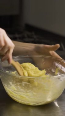 Cam kaseye karıştırılmış ekler için Choux hamur işi. Ağır çekim. Adım adım ekinlerin tarifi. Dikey video