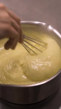 Kremalı puding yapma süreci, kremalı krema karışımı. Adım adım ekinlerin tarifi