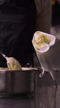 Choux hamur işi ya da eklerlere krema. Kek torbasının yardımıyla eklerdim. Adım adım ekinlerin tarifi