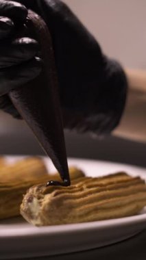 Şekerci ceketleri çikolata jöleli. Eklemeleri kremayla süsleyin. Dikey video