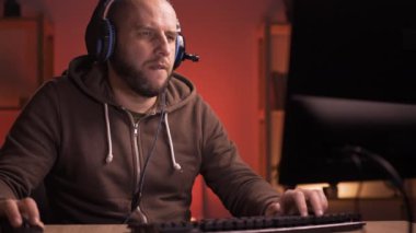 Oyun odasında internetten yarışan flamalı adam. Milenyum oyuncusu turnuvada online video oyunları oynuyor ve yayın yapıyor. Boşluğu kopyala