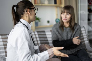 Doktor evde yaşlı bir hastaya danışıyor. Evde vasilik ve tıbbi destek kavramı. Boşluğu kopyala