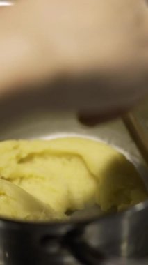 Eklerler ve profiteroller için choux hamur işi yapma süreci. Adım adım eklerlerin tarifi. Boşluğu kopyala