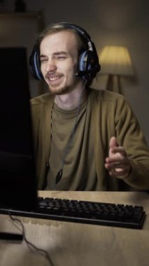 Kafkasyalı genç siber sporcu oyuncu geceleri evdeki bilgisayarda oyun oynuyor. Kaybıyla hayal kırıklığına uğrayan adam.