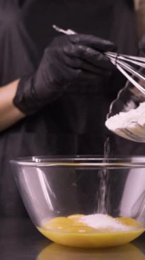 Şekerlemelerde profiterol ve eclair pişir. Eclair üretim süreci, adım adım. Krema pişirmek. Boşluğu kopyala