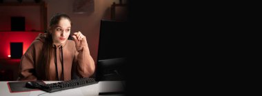 Genç bir kadın evde oyun oynarken işaret işareti gösteriyor. Oyuncu neon ışıklı odada video oyunu oynar. Pankart. Boşluğu kopyala