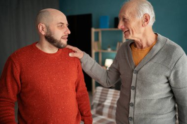 Üst düzey bir adam, evinde onu destekleyen oğluna sarılıyor ve gelecekten bahsediyor. Babalar günün kutlu olsun, aşk konsepti. Boşluğu kopyala