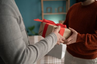 Babalar gününde oğlunun yaşlı babaya hediye vermesine çok yakın. Boşluğu kopyala