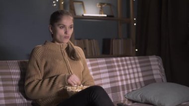 Evde TV izlerken patlamış mısır yiyen bayan hayranlar şampiyonluk maçında kaybettikleri için şok oldular ve yüzlerini ellerle kapatarak olumsuz duygular ifade ettiler. Boşluğu kopyala