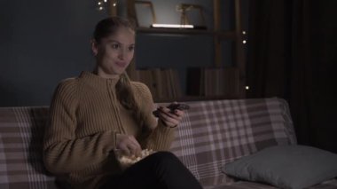 Pozitif kadınlar komedi izlemekten zevk alırlar. Uzaktan kumandayla televizyon kanallarını değiştirirler. Boşluğu kopyala