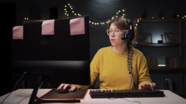 Kadın oyuncu göğsünde el ele tutuşuyor. Duygusal olarak olumlu bir kadın minnettar hissediyor, gece odasında canlı yayın yapıyor. Boşluğu kopyala