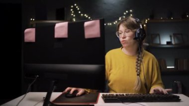 Milenyum kadını evinde oyun oynuyor. Bilgisayar başında bilgisayar oyunu oynayan oyuncu monitör için çığlık atıyor. Çevrimiçi şampiyonluk. Boşluğu kopyala