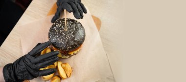 Siyah ekmekli çizburgerin en iyi manzarası. İçeri girmek için yiyecek. opi alanı