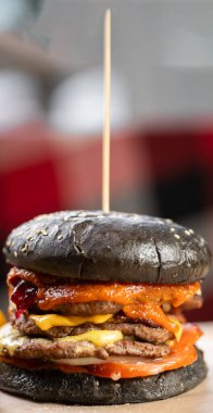 Sulu etli köfteli duble siyah çörek. Sağlıksız yiyecekler. Restoranda sipariş verin. opi alanı