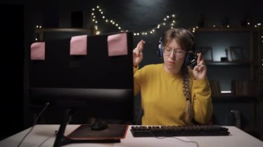 Kulaklıklı bir kadın internette arkadaşlarıyla konuşuyor. Dua ediyor, umut ediyor ve gözleri kapalı. Astar, bilgisayar üzerinden canlı yayın yapan oyunlar oynuyor. Şans ve batıl inançlar. oyuncu