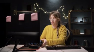 Kadın oyuncu, mikrofonla çevrimiçi video oyununda takımla konuşuyor. Kulaklıklı kadın diğer oyuncularla oynuyor ve canlı yayında. Boşluğu kopyala