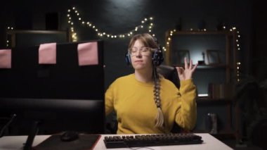 Gözlüklü ve kulaklıklı bir kadın arkadaşlarıyla internette konuşuyor. Astar, bilgisayar üzerinden canlı yayın yapan oyunlar oynuyor. Video oyunu oyuncusu sakin bir ifadeyle meditasyon yapıyor. Boşluğu kopyala