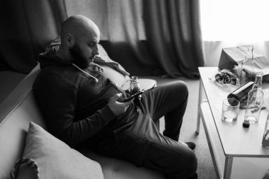 Yorgun adam evde telefonda viski şişesiyle konuşuyor. Yalnızlık. Alkolizme karşı savaş. Boşluğu kopyala