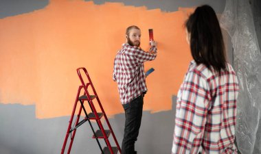 Bir çift gelecek yenileme ve duvar boyama için boya rengini seçiyor. Ev yenileme konsepti