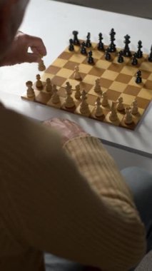 Tek başına satranç oynayan yaşlı bir adam evde oturmuş strateji üzerinde düşünüyor. Emeklilik konsepti