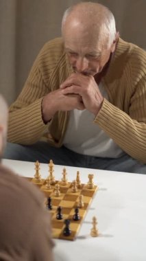 Yetişkin oğlu ve yaşlı babası hafta sonları evde satranç oynuyorlar. Hobi ve boş zaman kavramı