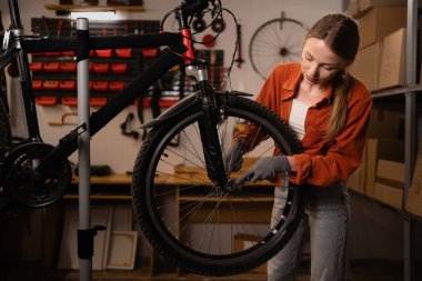 Teknisyen bisikletleri tamir edildi ve bisiklet dükkanında teknik uzmanlık yapıldı. Bisiklet tamircisi atölyede bisiklet tamir eder. Boşluğu kopyala