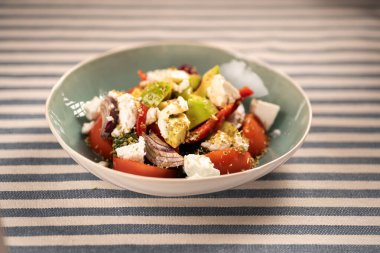 İçinde avokado, sulu domates, kırmızı soğan, beyaz peynir ve bir tutam İtalyan otları olan taze İtalyan salatası. Canlı ve lezzetli bir yemek, hafif bir yemek ya da aperatif kadar mükemmel..