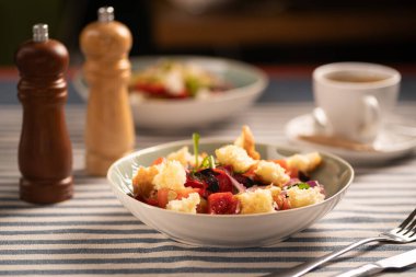 Geleneksel İtalyan panzanella salatası taze sebzeler, çıtır kıtır ekmek ve hafif sosla servis edilir. Sıcak bir restoranda ferahlatıcı bir öğle ya da akşam yemeği için mükemmel..