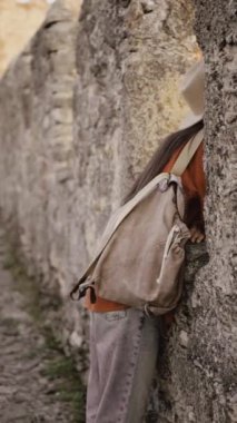 İlkbaharda Odessa bölgesindeki bir ortaçağ kalesinde yürüyüş yapan bir turist. Boşluğu kopyala