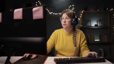 Uykulu, yorgun esport oyuncusu esniyor. Uzun süre çevrimiçi oynadıktan sonra bilgisayarın başında oturuyor. Boşluğu kopyala