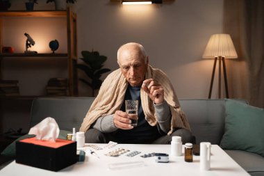 Tedavi ve hastalık konsepti. Ateşli ve baş ağrısı çeken yaşlı hasta bir adam. Boşluğu kopyala